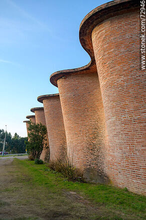 Outer curved walls of the Cristo Obrero church by Eladio Dieste - Department of Canelones - URUGUAY. Photo #72946