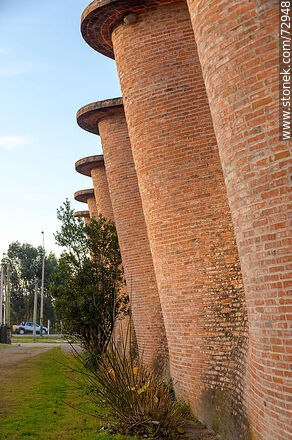 Paredes curvas exteriores  de la iglesia del Cristo Obrero de Eladio Dieste - Departamento de Canelones - URUGUAY. Foto No. 72948