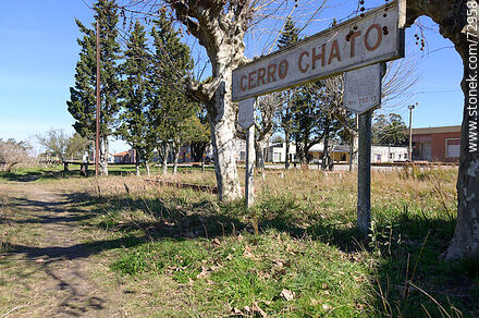 Cartel de la estación de ferrocarriles de Cerro Chato - Departamento de Florida - URUGUAY. Foto No. 72958