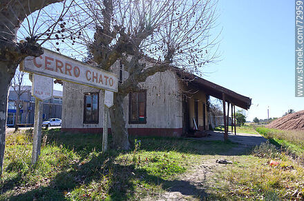 Cartel y antigua estación de trenes de Cerro Chato - Departamento de Florida - URUGUAY. Foto No. 72959