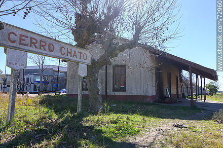 Cartel y antigua estación de trenes de Cerro Chato - Departamento de Florida - URUGUAY. Foto No. 72960