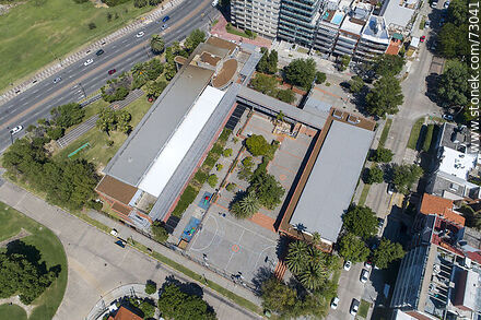 Vista aérea del Liceo Frances sobre la rambla Armenia - Departamento de Montevideo - URUGUAY. Foto No. 73041