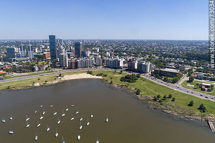 Vista aérea de la rambla Armenia, World Trade Center Montevideo, Liceo Francés y Aduana de Oribe - Departamento de Montevideo - URUGUAY. Foto No. 73034