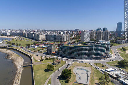 Vista aérea de la rambla Armenia, edificio Forum - Departamento de Montevideo - URUGUAY. Foto No. 73021