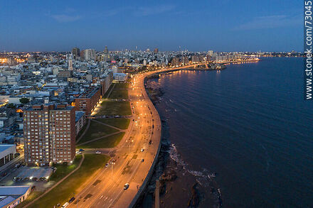 Foto aérea de las ramblas Francia y Gran Bretaña al anochecer - Departamento de Montevideo - URUGUAY. Foto No. 73045