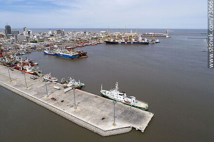 Vista aérea del muelle C, el puerto y la Ciudad Vieja - Departamento de Montevideo - URUGUAY. Foto No. 73066