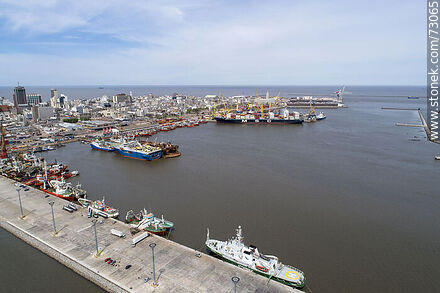 Vista aérea del muelle C, el puerto y la Ciudad Vieja - Departamento de Montevideo - URUGUAY. Foto No. 73065