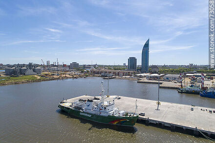 Vista aérea del barco Esperanza de Greenpeace atracado en el muelle C - Departamento de Montevideo - URUGUAY. Foto No. 73058
