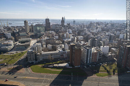 Vista aérea de la Plaza España, CAF y Rambla Gran Bretaña - Departamento de Montevideo - URUGUAY. Foto No. 73091