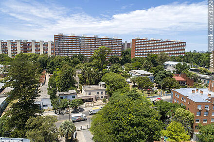 Vista aérea de la Avenida MIllán y el Parque Posadas - Departamento de Montevideo - URUGUAY. Foto No. 73129