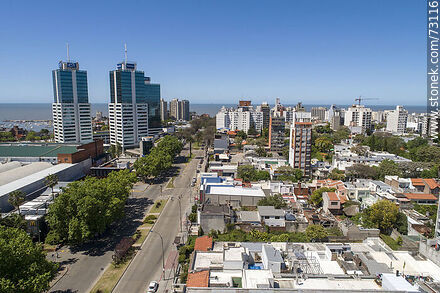 Vista aérea de las torres del World Trade Center Montevideo sobre la Av. L. A. de Herrera - Departamento de Montevideo - URUGUAY. Foto No. 73116