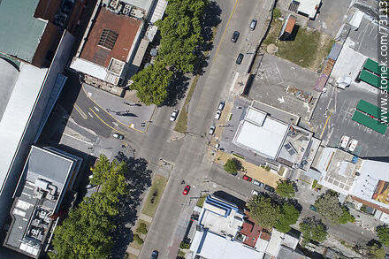 Vista aérea vertical de la Avenida Luis Alberto de Herrera y una de las entradas al Montevideo Shopping - Departamento de Montevideo - URUGUAY. Foto No. 73113