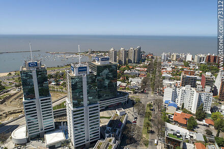 Vista aérea de las torres del World Trade Center Montevideo sobre la Av. L. A. de Herrera - Departamento de Montevideo - URUGUAY. Foto No. 73112
