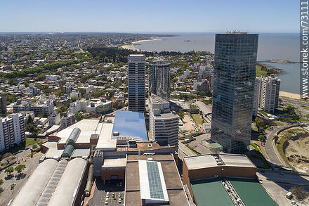 Vista aérea de las torres del World Trade Center Montevideo sobre la Av. L. A. de Herrera - Departamento de Montevideo - URUGUAY. Foto No. 73111