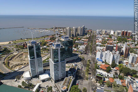 Vista aérea de las torres del World Trade Center Montevideo sobre la Av. L. A. de Herrera. Puerto Buceo - Departamento de Montevideo - URUGUAY. Foto No. 73110