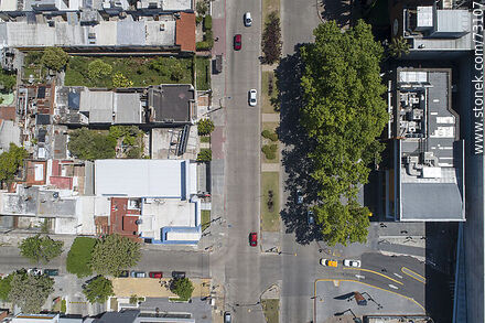 Vista aérea vertical de la Avenida Luis Alberto de Herrera y una de las entradas al Montevideo Shopping - Departamento de Montevideo - URUGUAY. Foto No. 73107