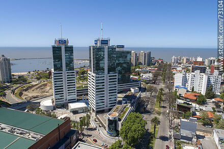 Vista aérea de las torres del World Trade Center Montevideo sobre la Av. L. A. de Herrera - Departamento de Montevideo - URUGUAY. Foto No. 73104