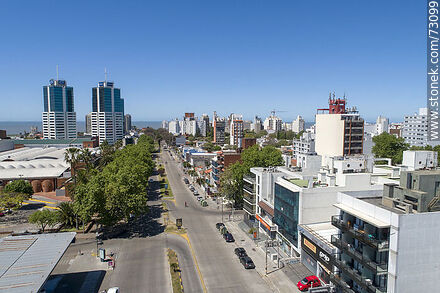 Vista aérea de las torres del World Trade Center Montevideo sobre la Av. L. A. de Herrera - Departamento de Montevideo - URUGUAY. Foto No. 73099