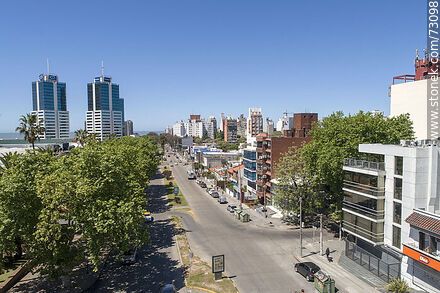 Vista aérea de las torres del World Trade Center Montevideo sobre la Av. L. A. de Herrera - Departamento de Montevideo - URUGUAY. Foto No. 73098