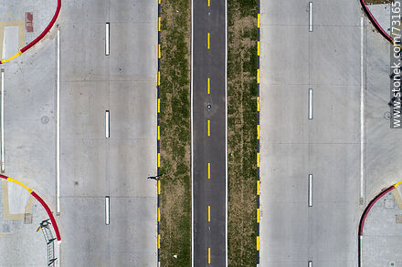 Vista aérea cenital (vertical) de un tramos de las sendas y ciclovía de la obra de ensanche de la Av. Luis Alberto de Herrera - Departamento de Montevideo - URUGUAY. Foto No. 73165