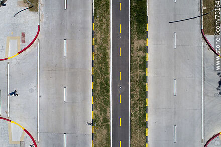 Vista aérea cenital (vertical) de un tramos de las sendas y ciclovía de la obra de ensanche de la Av. Luis Alberto de Herrera - Departamento de Montevideo - URUGUAY. Foto No. 73164