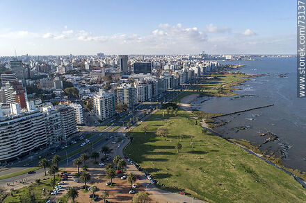 Vista aérea de la Rambla Mahatma Gandhi en Punta Carretas - Departamento de Montevideo - URUGUAY. Foto No. 73137