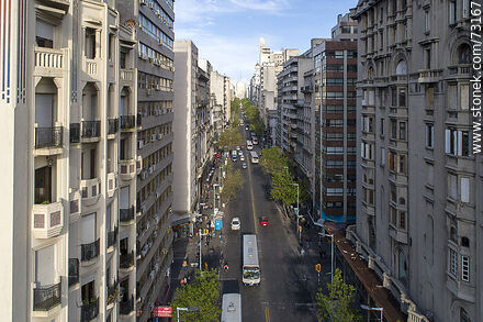 Vista aérea de la Av. 18 de Julio, a la izquierda el Palacio Rinaldi y a la derecha el Palacio Salvo - Departamento de Montevideo - URUGUAY. Foto No. 73167