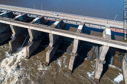 Vista aérea de la represa de Baygorria en el río Negro - Departamento de Durazno - URUGUAY. Foto No. 73213