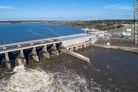 Vista aérea de la represa de Baygorria en el río Negro - Departamento de Durazno - URUGUAY. Foto No. 73207