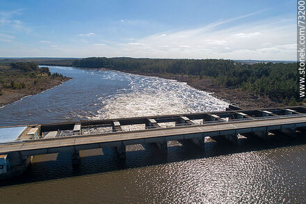 Vista aérea de la represa de Baygorria en el río Negro - Departamento de Durazno - URUGUAY. Foto No. 73200