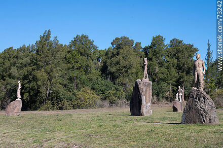 Cuatro estatuas de humanos con diferentes actividades laborales - Departamento de Durazno - URUGUAY. Foto No. 73242