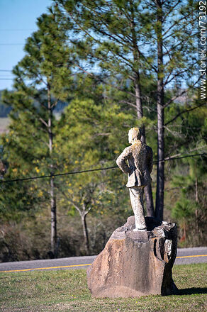 Estatua de un hombre de traje de espaldas - Departamento de Durazno - URUGUAY. Foto No. 73192