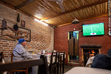 Mirando un partido de fútbol en un restaurante - Departamento de Tacuarembó - URUGUAY. Foto No. 73336