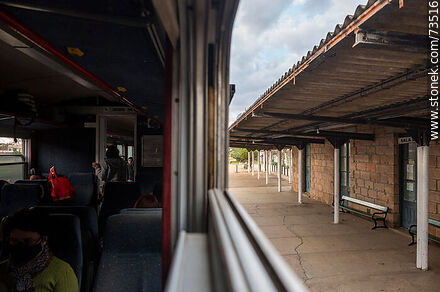 Vista del interior de un vagón y de la estación de trenes de Rivera - Departamento de Rivera - URUGUAY. Foto No. 73516