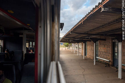 Vista del interior de un vagón y de la estación de trenes de Rivera - Departamento de Rivera - URUGUAY. Foto No. 73484