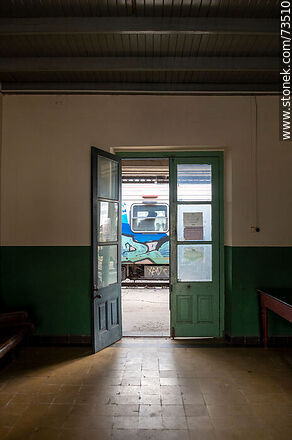 Sala de espera de la estación de trenes de Rivera - Departamento de Rivera - URUGUAY. Foto No. 73510