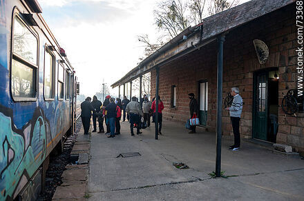 Pasajeros en la estación de trenes Paso Tranqueras - Departamento de Rivera - URUGUAY. Foto No. 73368