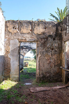 Old Estancia Molles farmhouse on route 4 - Durazno - URUGUAY. Photo #73539