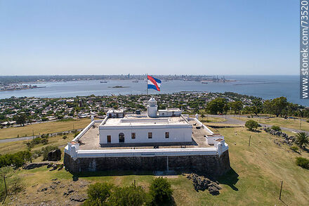 Vista aérea de la fortaleza del Cerro de Montevideo, bandera de Artigas - Departamento de Montevideo - URUGUAY. Foto No. 73520