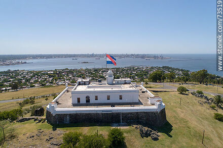 Vista aérea de la fortaleza del Cerro de Montevideo, bandera de Artigas - Departamento de Montevideo - URUGUAY. Foto No. 73519