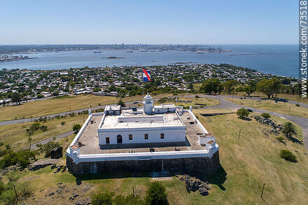 Vista aérea de la fortaleza del Cerro de Montevideo, bandera de Artigas. Cartel de Montevideo - Departamento de Montevideo - URUGUAY. Foto No. 73518