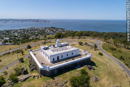 Vista aérea de la fortaleza del Cerro de Montevideo, bandera de Artigas - Departamento de Montevideo - URUGUAY. Foto No. 73517