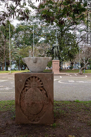 Uruguayan coat of arms and Artigas monument in the plaza - Department of Rivera - URUGUAY. Photo #73577