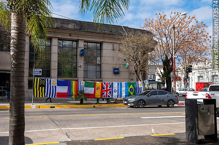 Puesto de venta de banderas en la calle Sarandí frente a la plaza - Departamento de Rivera - URUGUAY. Foto No. 73574