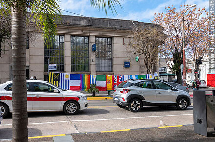 Puesto de venta de banderas en la calle Sarandí frente a la plaza Artigas - Departamento de Rivera - URUGUAY. Foto No. 73545