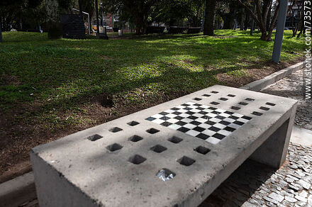 Bancos de plaza con tableros de ajedrez - Departamento de Rivera - URUGUAY. Foto No. 73573