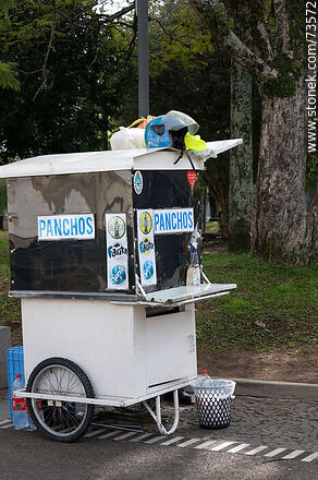 Carrito de venta de panchos en la plaza - Departamento de Rivera - URUGUAY. Foto No. 73572