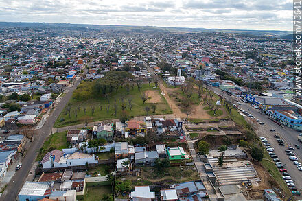 Vista aérea de la Plaza Cerro del Marco en lafrontera con Brasil. Av. João Pessoa - Departamento de Rivera - URUGUAY. Foto No. 73641