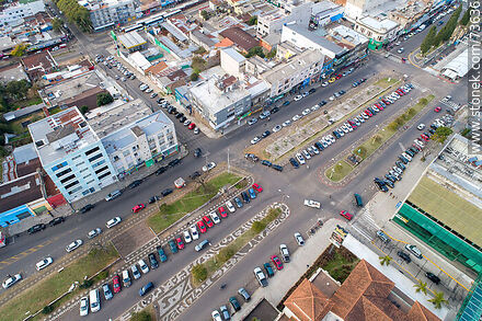 Vista aérea del Bulevar Treinta y Tres Orientales y la Av. João Pessoa en el límite con Brasil - Departamento de Rivera - URUGUAY. Foto No. 73636