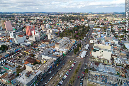 Vista aérea del Bulevar Treinta y Tres Orientales y la Av. João Pessoa en el límite con Brasil. Plaza Internacional - Departamento de Rivera - URUGUAY. Foto No. 73635